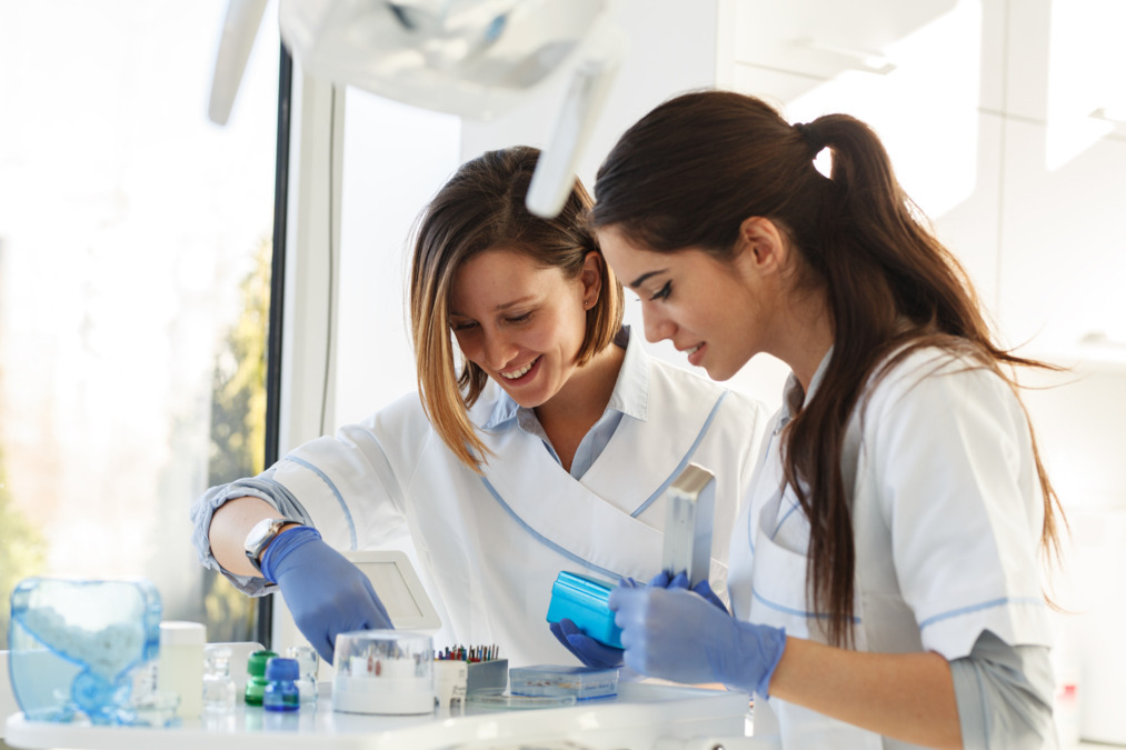 (Dental assistant job)Dentologie - 7201 Lake St image: