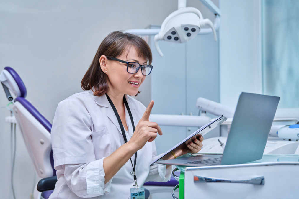 (Dental receptionist / admin job)Dentologie - 217 N Green St image: